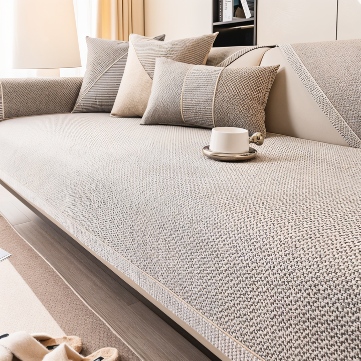 Protégez votre canapé avec cette housse LuxuraGuard kaki, élégante, antidérapante et durable.