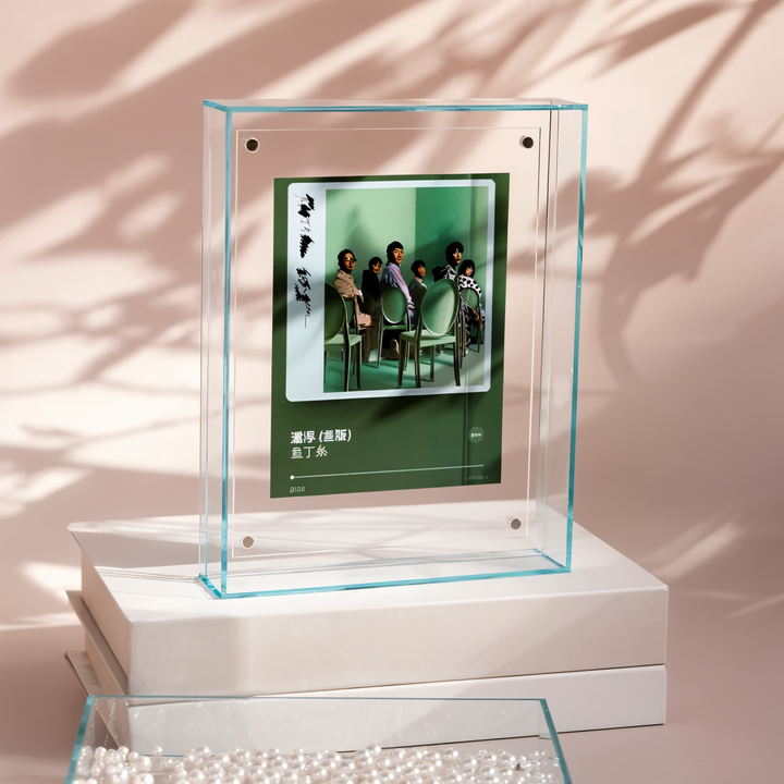 Design néon : cadre photo acrylique transparent, parfait pour le bureau ou mur, style unique.