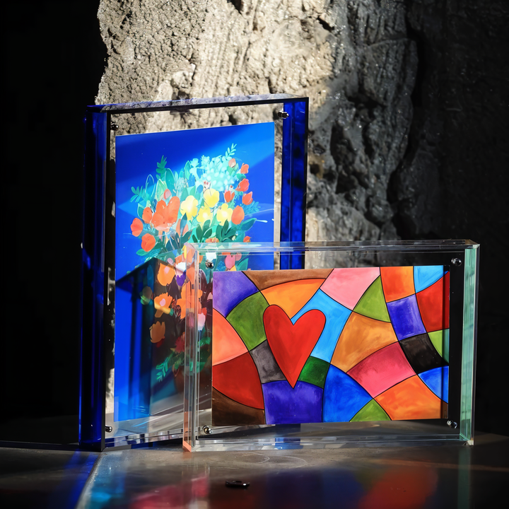 Design contemporain : cadre photo acrylique transparent avec bord néon éclatant, pour bureau élégant.
