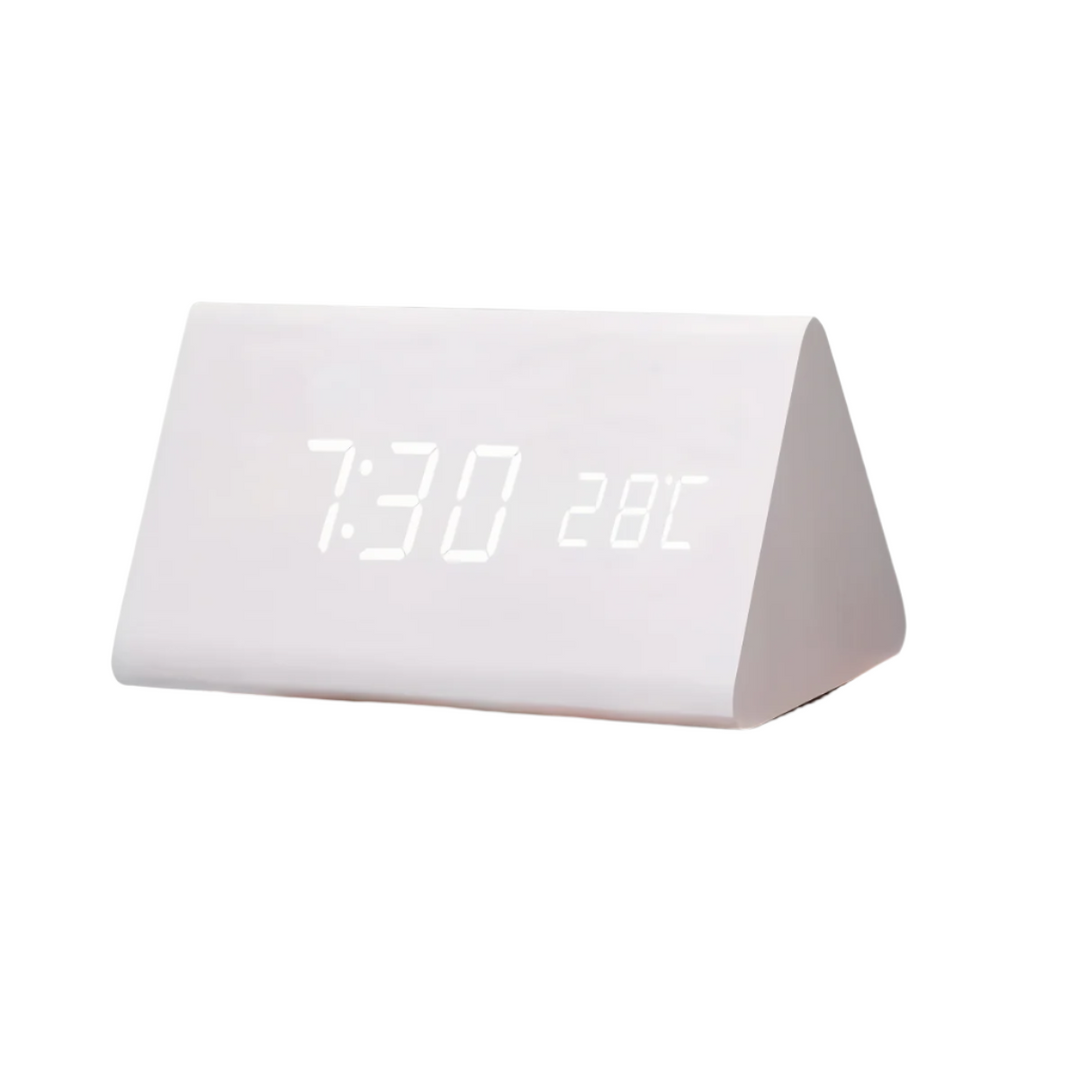 Réveil numérique LED, design moderne et élégant, avec affichage clair de l'heure et température.