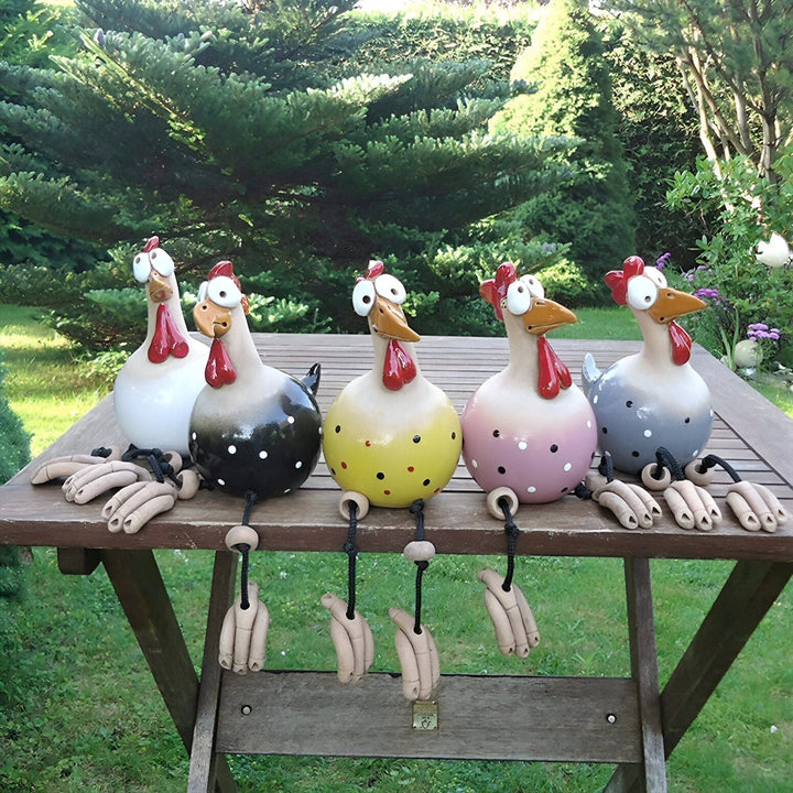 Figurine de jardin coq rigolo en résine avec jambes balantes. Décoration extérieure fantaisie.