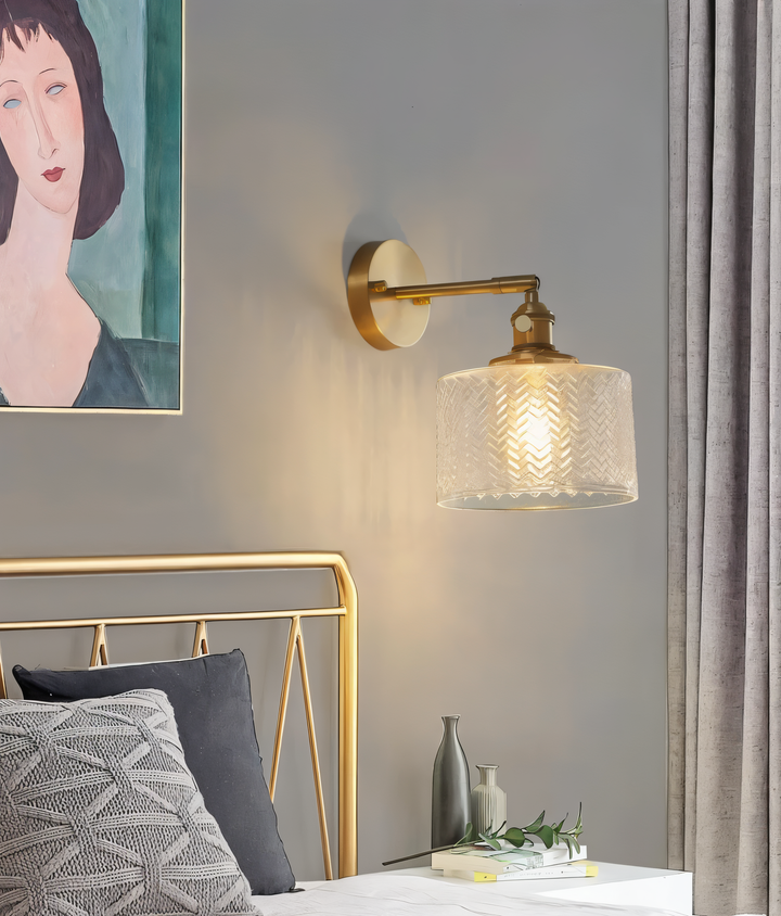 Lampe murale LED en verre ondulé, ambiance chaleureuse, style nordique chic.