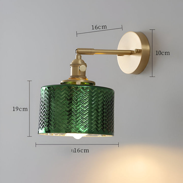 Lampe murale en cuivre et verre ondulé, design nordique pour un intérieur contemporain.