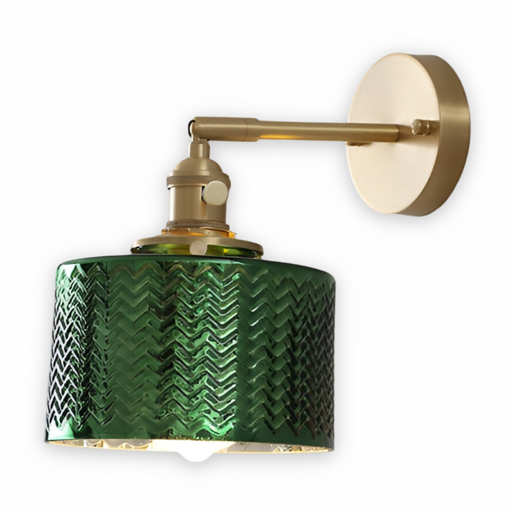 Applique nordique chic, verre ondulé, base en cuivre, ambiance lumineuse moderne.