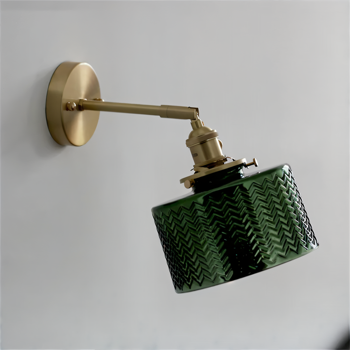 Applique élégante, verre ondulé et finition cuivre, parfaite pour une chambre à coucher.