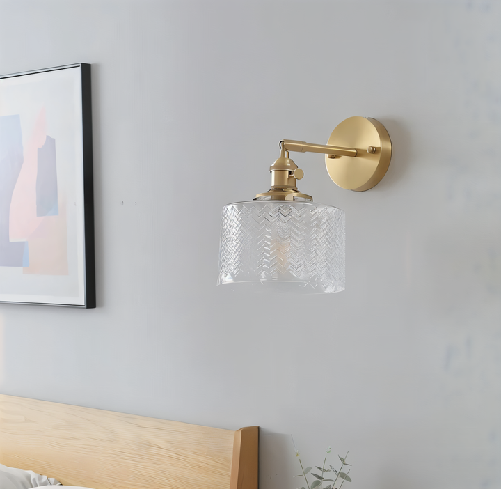 Élégante applique en cuivre et verre ondulé, pour un éclairage d'accentuation.