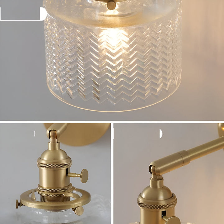 Lampe murale décorative, verre ondulé et cuivre, idéale pour l'entrée ou le couloir.