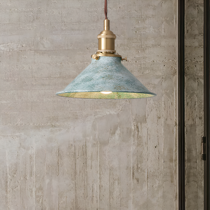 Lampe suspendue conique industrielle vintage. Luminaire plafond design pour éclairage rétro moderne de salon LED.