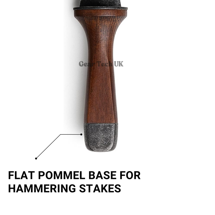 Jardinier utilisant le couteau Hori Hori polyvalent pour transplanter des semis dans le jardin.