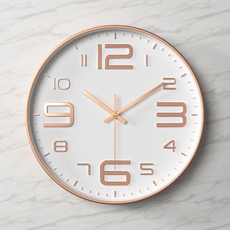 Design intérieur: horloge murale élégante, silencieuse avec chiffres en relief.