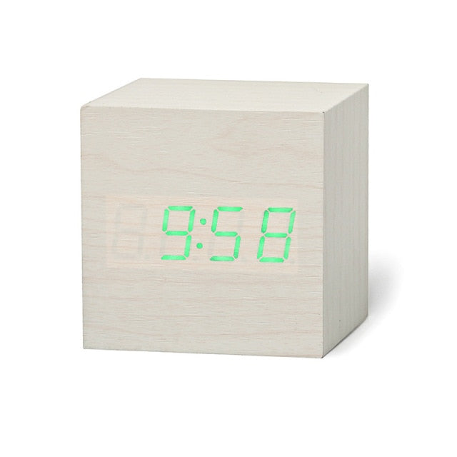 Horloge cubique design compacte. Idéale pour un bureau moderne, ou comme élément de décoration maison élégant.
