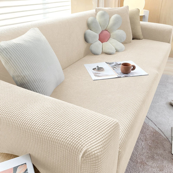 Décoration salon: housse canapé jacquard, protection élastique pour un meuble comme neuf.