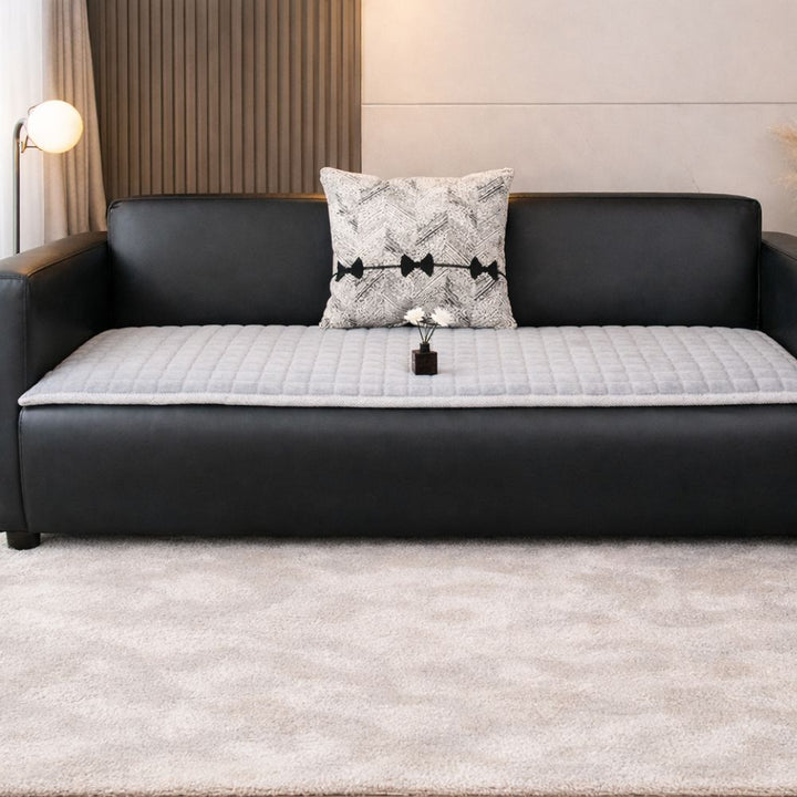 Élégante housse de fauteuil matelassée en peluche douce, offrant confort et une touche déco moderne.