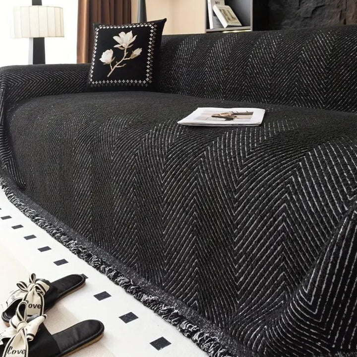 Protégez votre canapé avec cette housse ajustée motif chevrons et rayures. Décoration graphique pour le salon.