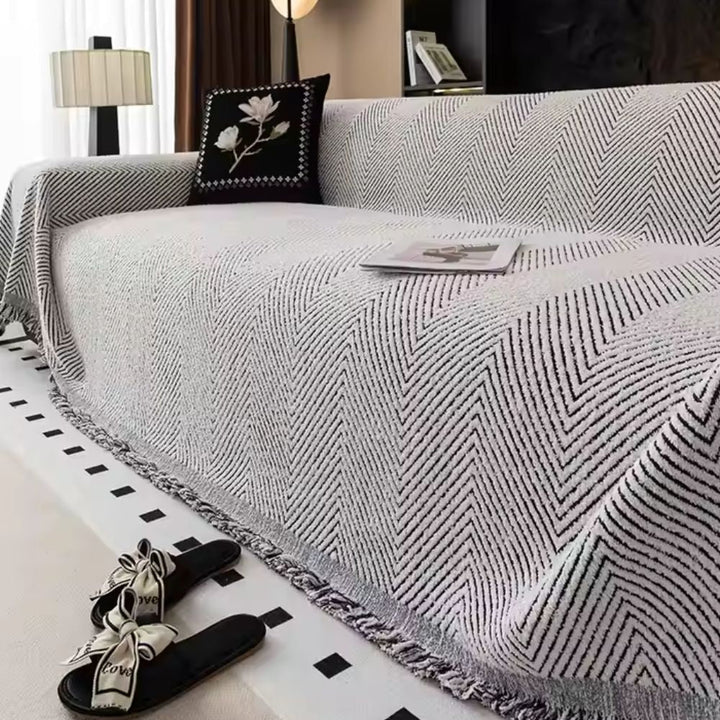 Housse de canapé ajustée pour salon, motif chevrons et rayures. Confort et protection facile à installer.