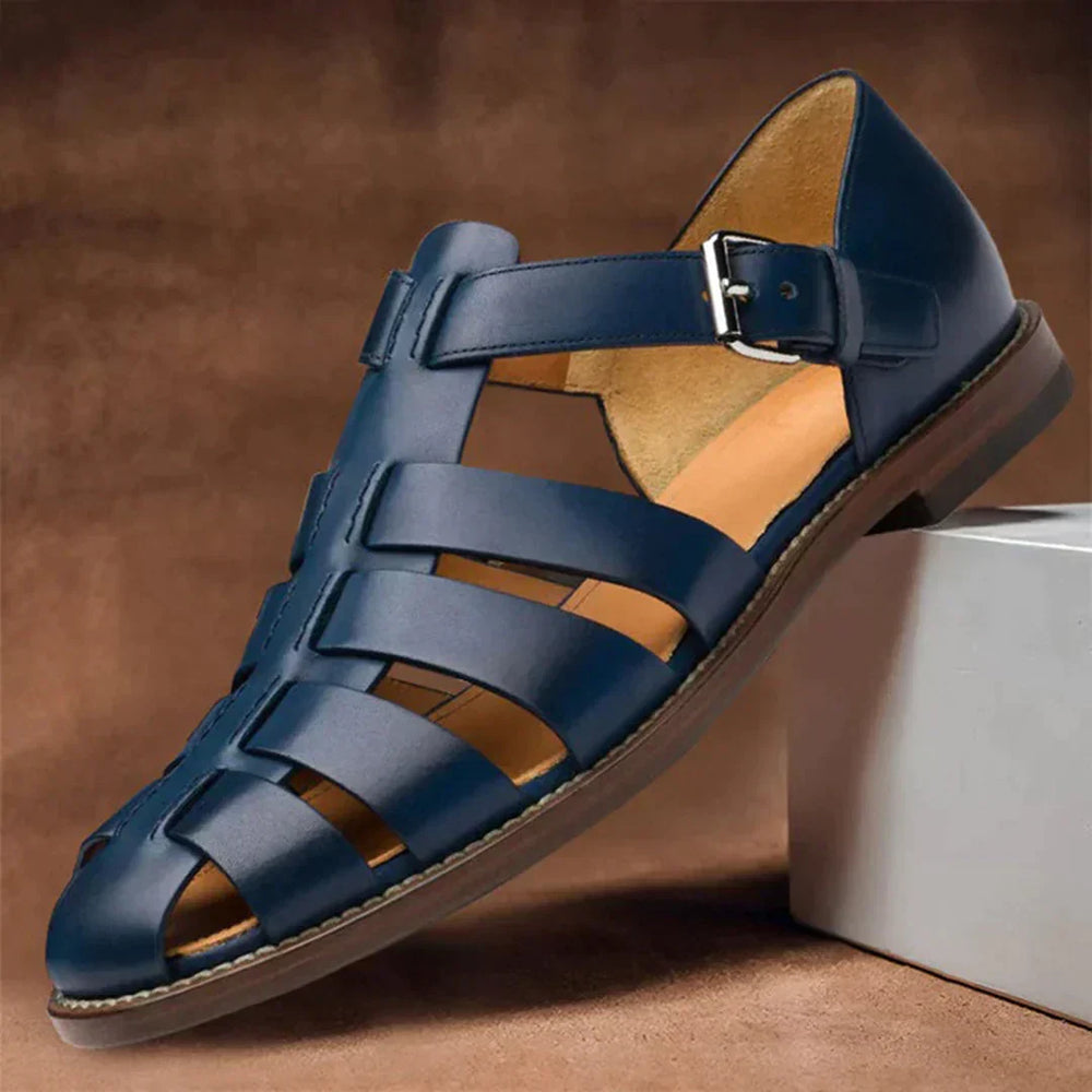Détail sandales confortables en cuir marron pour hommes. Chaussures d'été élégantes, parfaites pour la mode masculine estivale.