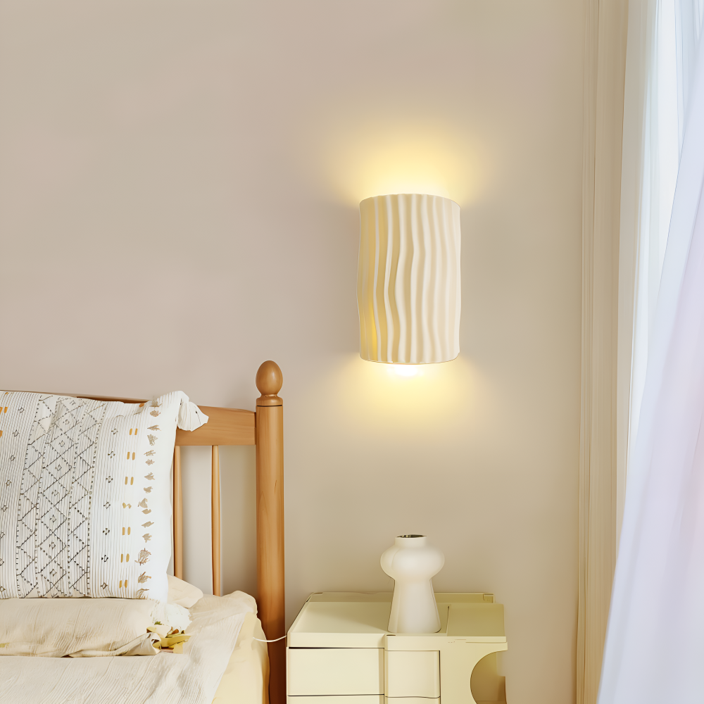 Applique murale Veloura plissée, lumière LED moderne pour ambiance chaleureuse et design intérieur.