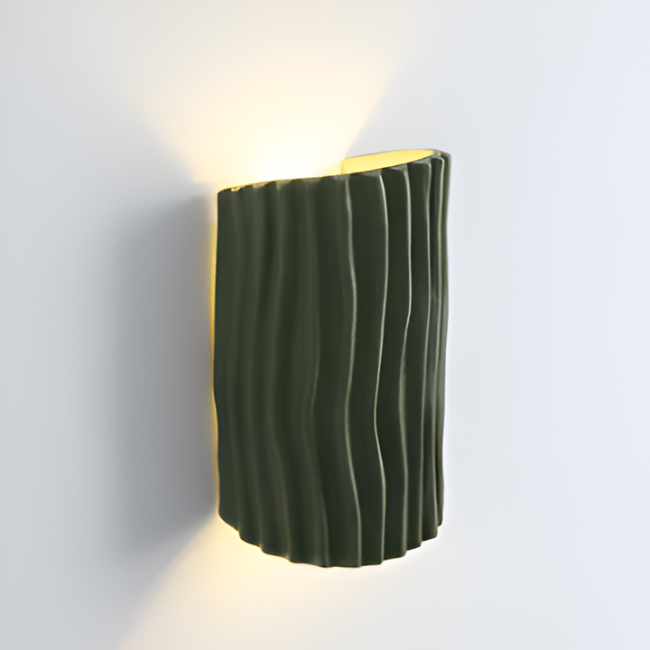 Lumière LED ambiante avec cette lampe murale Veloura plissée, parfaite pour le salon.