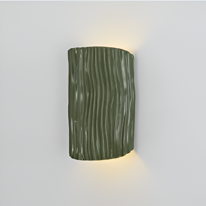 Lumière ambiante Veloura: applique murale LED plissée, idéale pour un salon cosy et moderne.