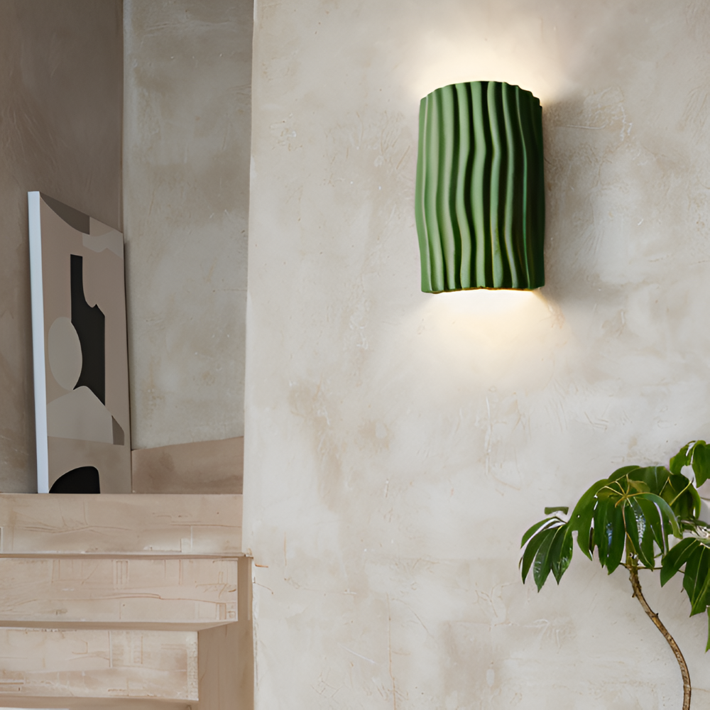 Lampe murale LED Veloura plissée, éclairage d'appoint élégant pour salon ou chambre moderne.