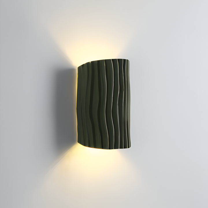 Applique murale LED Veloura: design plissé élégant, lumière chaleureuse pour votre intérieur.