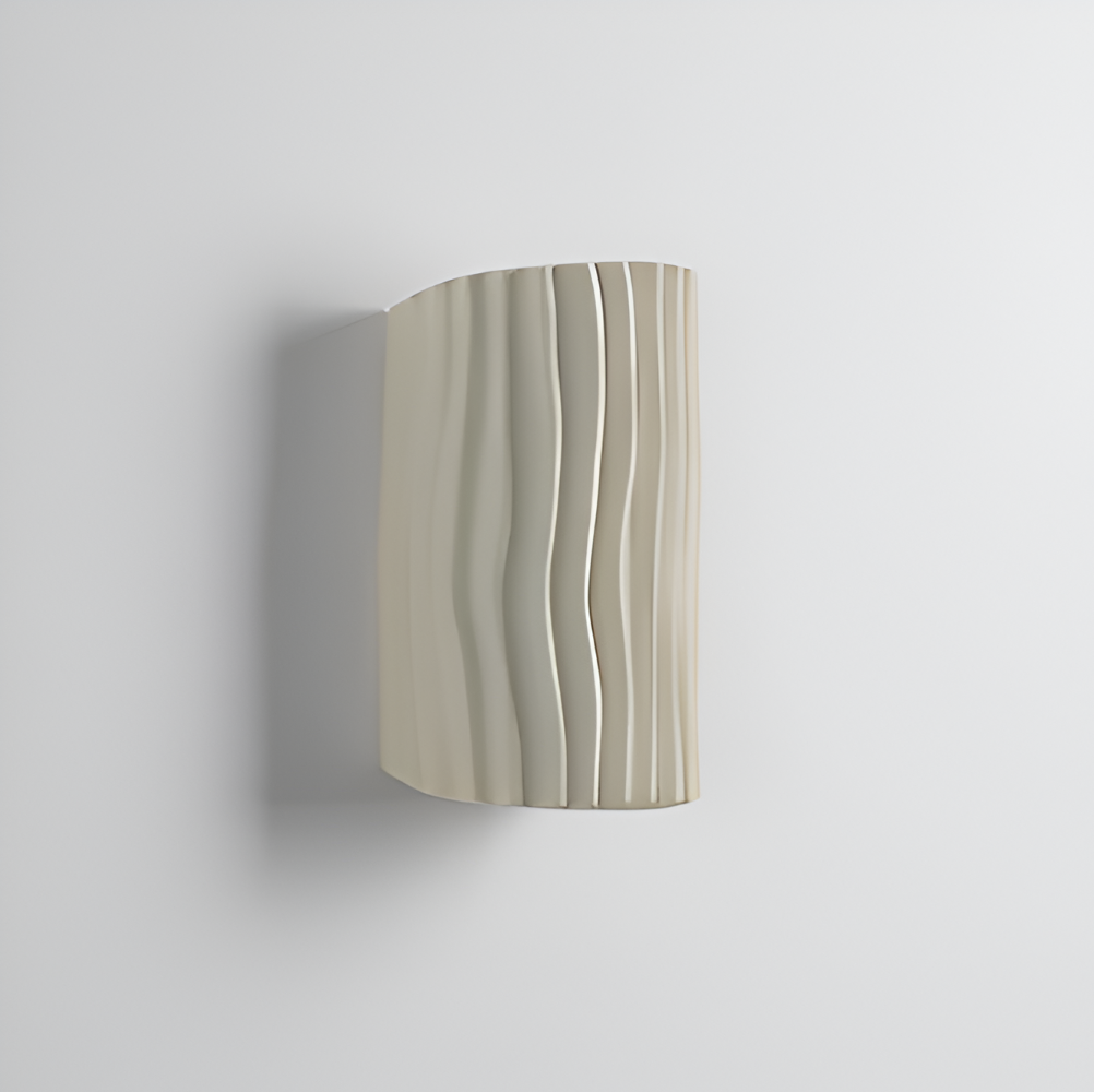 Lumière ambiante et design plissé Veloura, cette lampe murale LED modernise votre décoration.