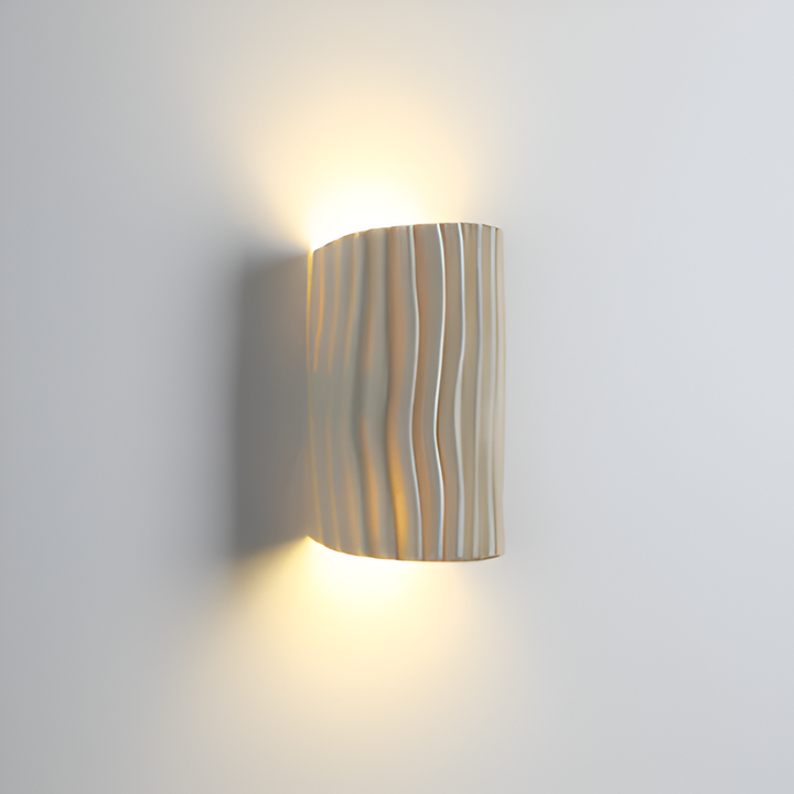 Lampe murale LED Veloura élégante, design plissé, parfaite pour l'éclairage d'appoint du salon.