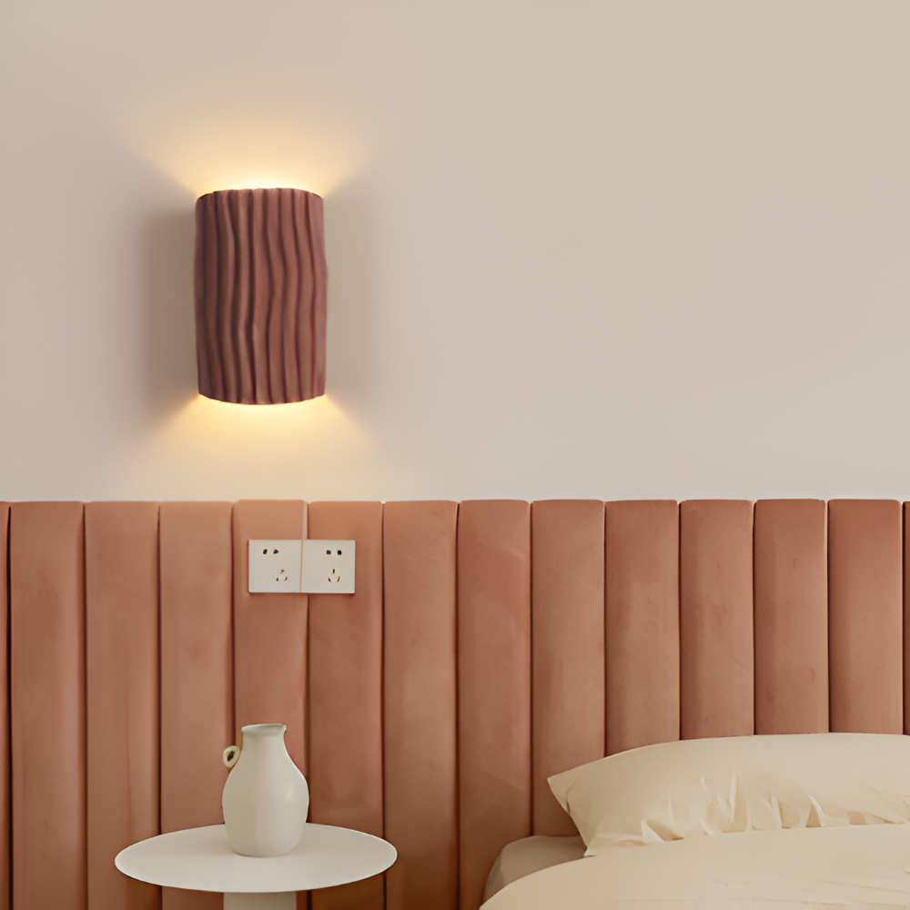 Design plissé Veloura pour cette applique murale LED, créant une lumière ambiante unique.