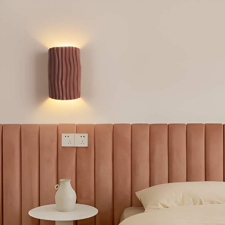Design plissé Veloura pour cette applique murale LED, créant une lumière ambiante unique.