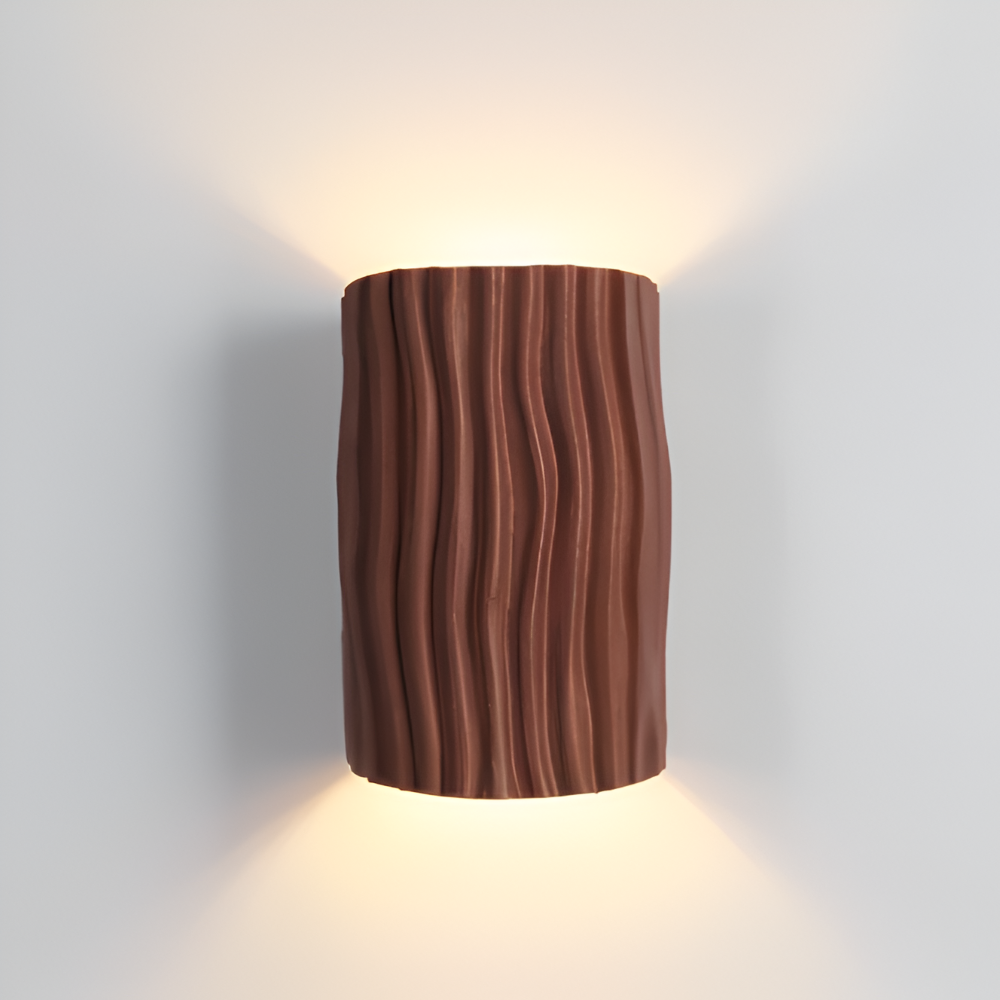 Ambiance chaleureuse avec cette lampe murale Veloura, lumière LED et design plissé raffiné.