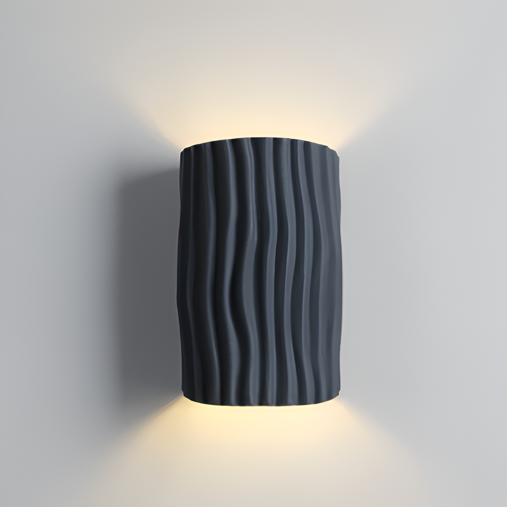 Applique murale Veloura: design plissé moderne et lumière LED pour une ambiance douce salon.