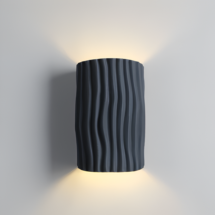 Applique murale Veloura: design plissé moderne et lumière LED pour une ambiance douce salon.
