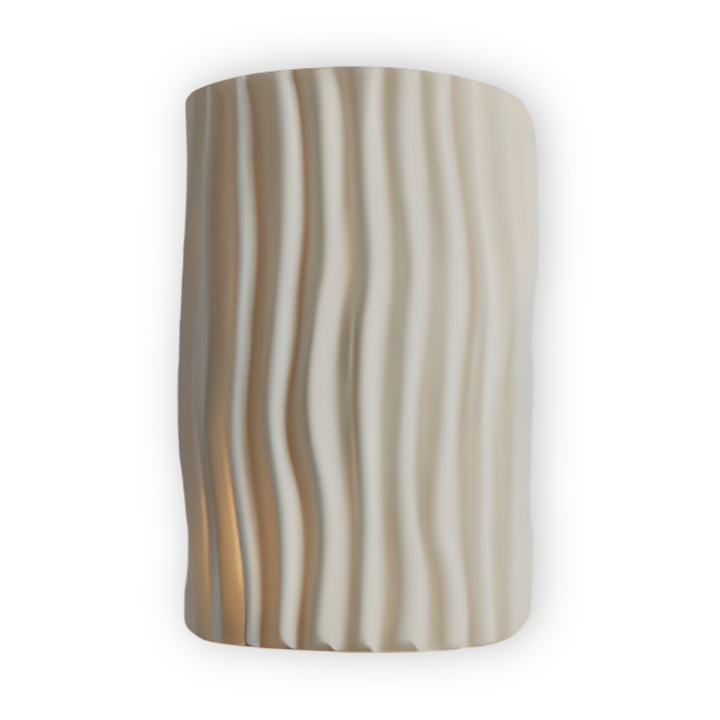 Applique murale LED Veloura plissée, crée une lumière ambiante chaleureuse pour un salon cosy.