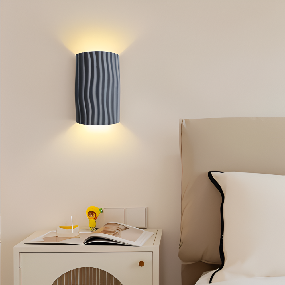 Élégante applique murale LED Veloura, lumière chaleureuse, idéale pour une décoration intérieure.