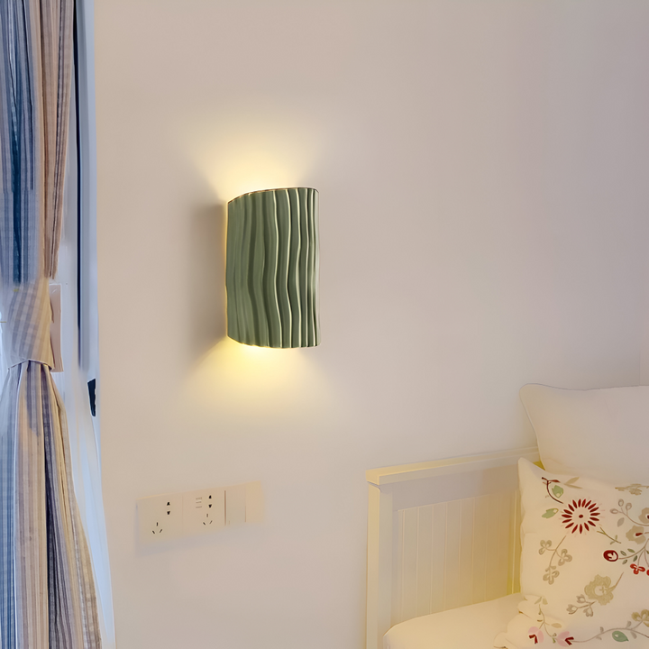 Ambiance chaleureuse garantie avec cette lampe murale LED Veloura au design plissé.