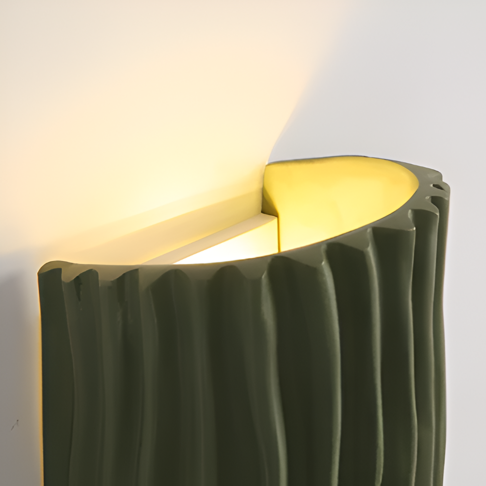Décoration intérieure raffinée avec l'applique murale Veloura plissée et sa lumière LED.