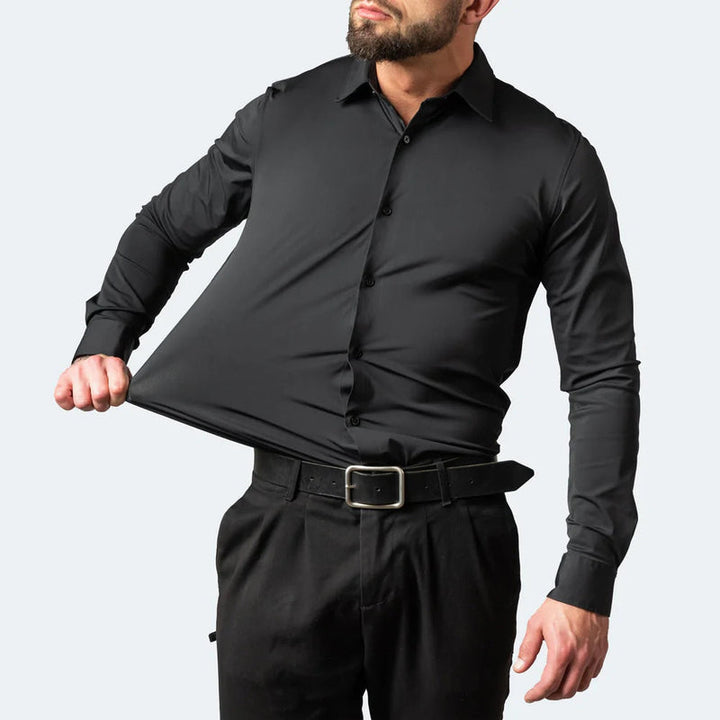 Homme portant une chemise infroissable extensible, coupe moderne, couleur unie, look soigné et professionnel.