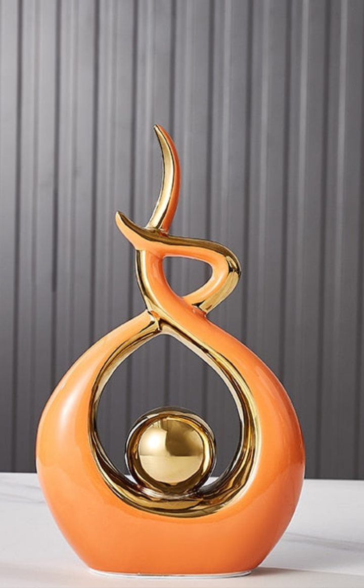 Œuvre d'art moderne, figurine céramique abstraite et or. Décoration intérieure unique et chic.