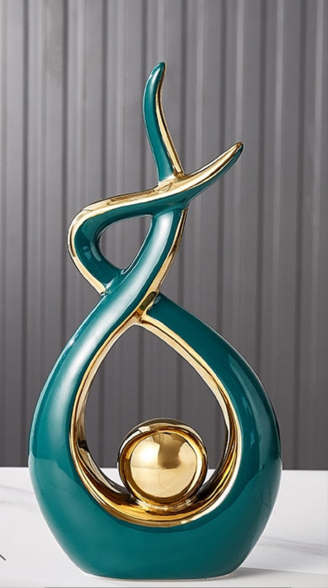 Décoration minimale abstraite en céramique avec boule dorée. Pour un intérieur épuré et moderne.