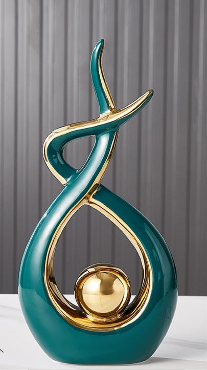Décoration minimale abstraite en céramique avec boule dorée. Pour un intérieur épuré et moderne.
