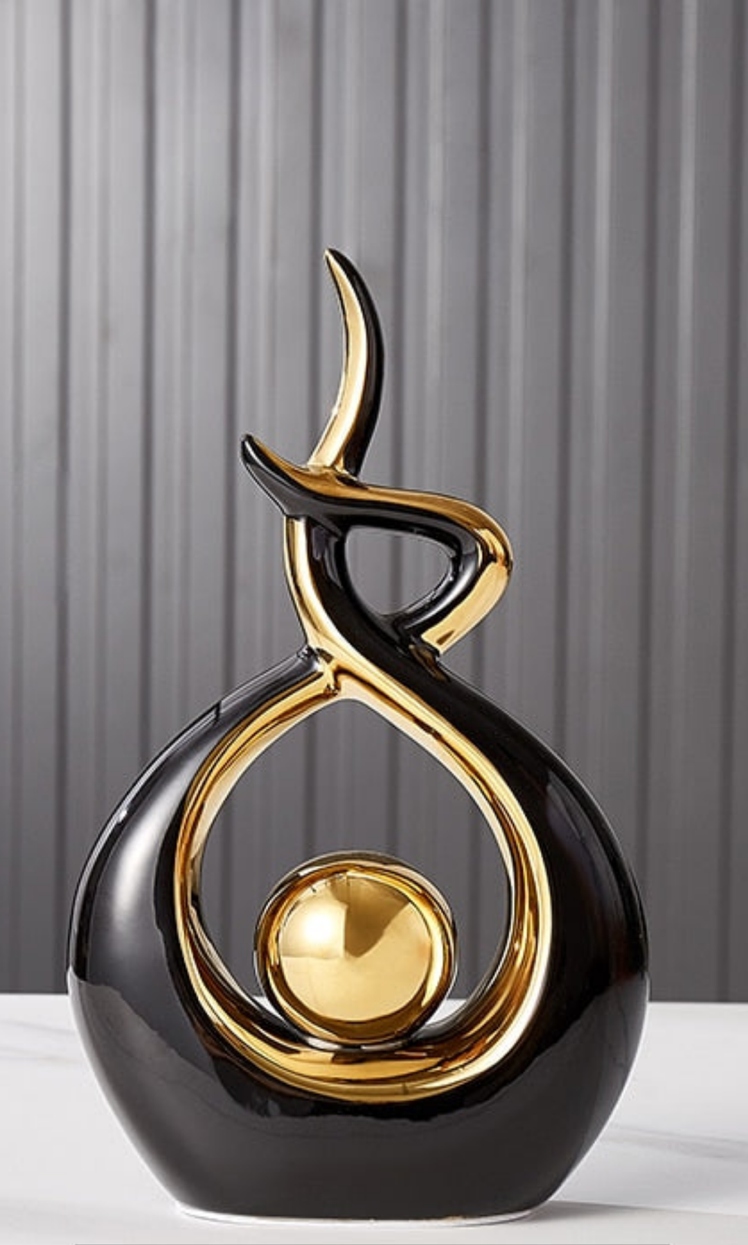 Objet de décoration polyvalent, céramique abstraite et doré. Pour salon ou bureau contemporain.