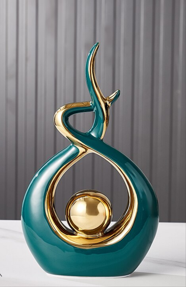 Figurine céramique finition lisse, forme abstraite, boule dorée brillante. Objet design d'art.