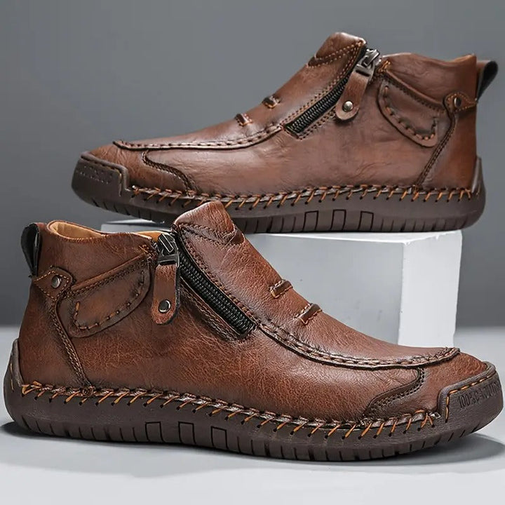 Bottines orthopédiques Lucas pour homme, design ergonomique, confort supérieur et soutien actif des pieds.