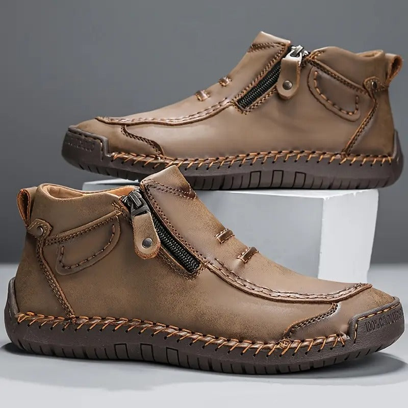Chaussures homme Lucas stylées, orthopédiques et ergonomiques, idéales pour travail et loisirs.