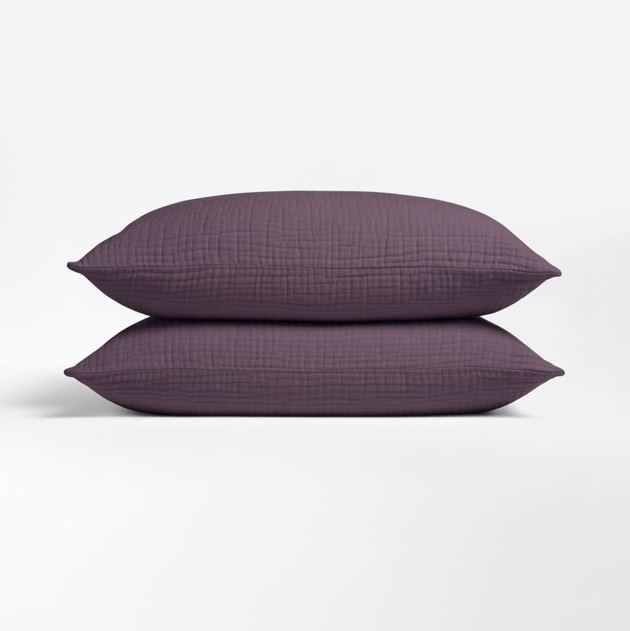 Taies d'oreiller ultra douces en mousseline de coton, essentielles pour un linge de lit de qualité supérieure.