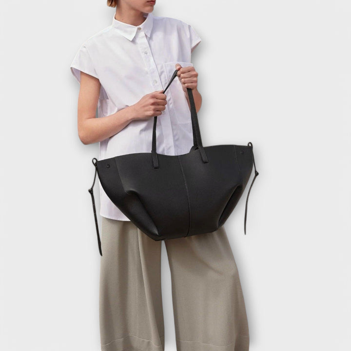 Texture détaillée du simili cuir d'un sac à main femme chic et polyvalent.