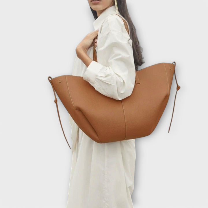 Sac à main chic en simili cuir pour femme, idéal pour le bureau ou une soirée élégante.
