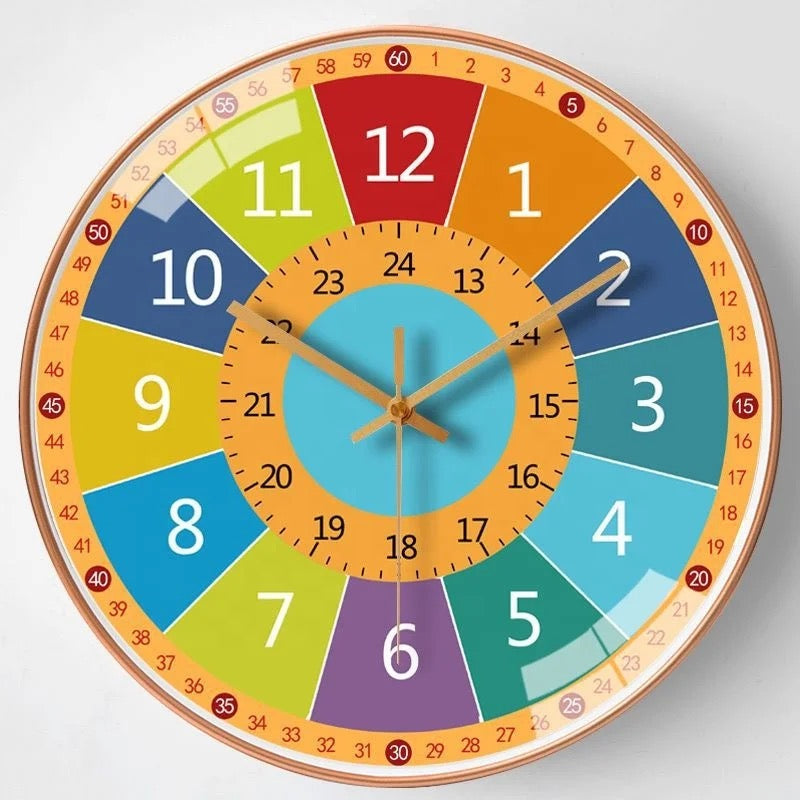 Horloge pédagogique enfant colorée pour apprendre l'heure. Jouet éducatif ludique en plastique pour chambre d'enfant.