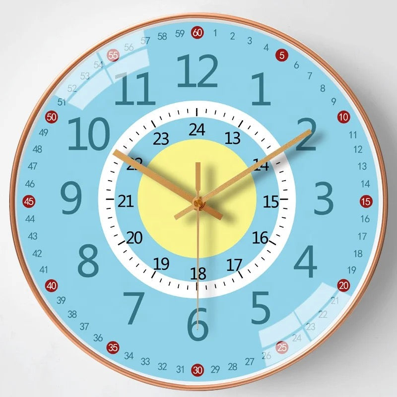 Horloge enfant murale éducative en plastique, design ludique et coloré, pour faciliter l'apprentissage de l'heure.