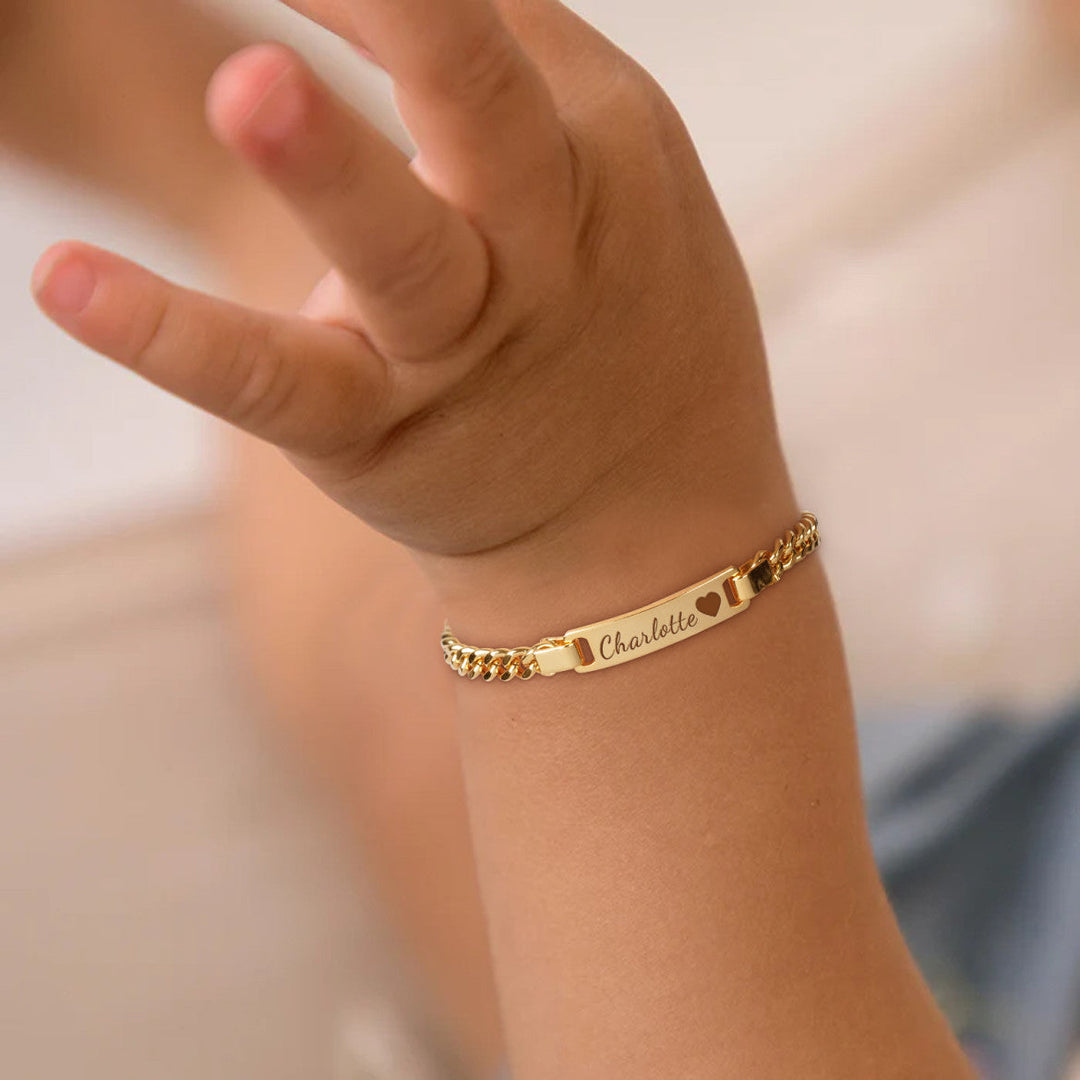 Bracelet femme personnalisé BabyBond avec prénom de bébé gravé, bijou souvenir idéal pour maman.